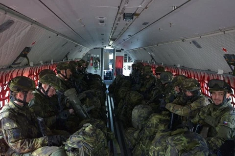 Lực lượng lính dù Cộng hòa Séc trong một cuộc tập trận của NATO. (Nguồn: AFP)