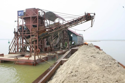 Tàu VP13 bị cảnh sát phát hiện khai thác và bán cát trái phép trên sông Hồng (Ảnh: PV/Vietnam+)