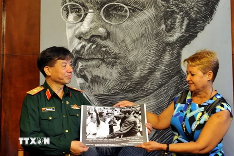 Thiếu tướng Phạm Văn Huấn trao tặng bức ảnh lịch sử về chuyến thăm Việt Nam của Chủ tịch Fidel Castro cho Phó Chủ tịch thứ nhất Upec Aixa Hevia. (Ảnh: Lê Hà/TTXVN) 