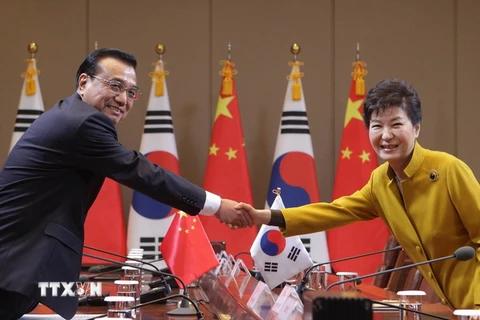 Tổng thống Hàn Quốc Park Geun-hye (phải) và Thủ tướng Trung Quốc Lý Khắc Cường (trái) tại cuộc hội đàm ở thủ đô Seoul ngày 31/10. (Nguồn: AFP/TTXVN) 