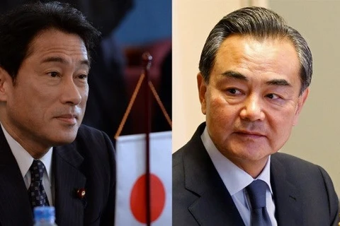 Ngoại trưởng Nhật Bản Fumio Kishida (trái) và người đồng cấp Trung Quốc Vương Nghị. (Nguồn: AFP)