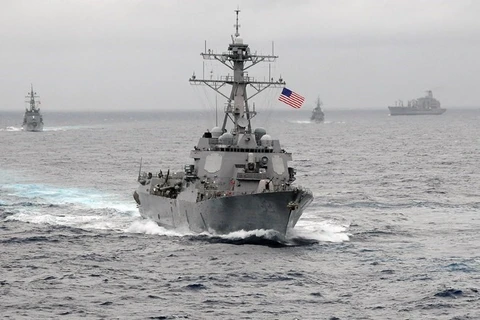 Tàu khu trục tên lửa Mỹ USS Lassen thực hiện tuần tra trong khu vực 12 hải lý thuộc đảo nhân tạo mà Trung Quốc xây dựng trái phép trên khu vực quần đảo Trường Sa của Việt Nam. (Nguồn: atimes) 
