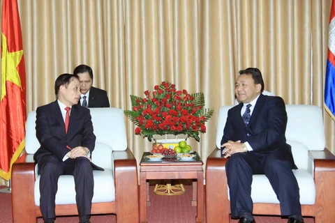 Thứ trưởng Bộ Ngoại giao Lê Hoài Trung (bên trái) chúc mừng Đại sứ đặc mệnh toàn quyền Vương quốc Campuchia tại Việt Nam Hul Phany. (Ảnh: An ĐăngTTXVN) 