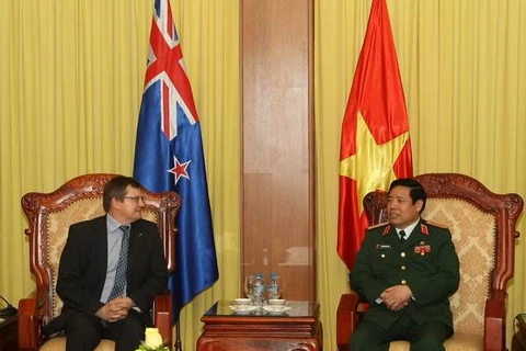 Bộ trưởng Bộ Quốc phòng Phùng Quang Thanh tiếp Phó Tổng Thư ký Quốc phòng New Zealand Tony Lynch. (Ảnh: Khổng Minh Khánh - Thông tấn quân sự/TTXVN)
