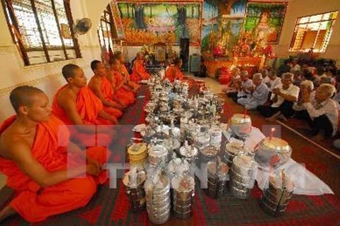 Nghi lễ dâng cơm và hoa quả cho các sư trong ngày Tết Chôl Chnăm Thmây (Ảnh: TTXVN)