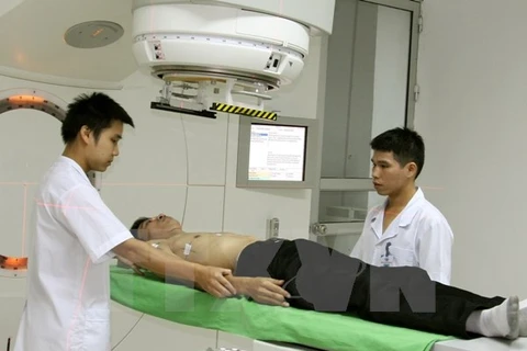 Xạ trị cho một bệnh nhân tại Bệnh viện Đa khoa tỉnh Phú Thọ. (Nguồn: TTXVN)