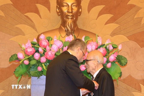 Chủ tịch Quốc hội Cộng hòa Hungary Kover Laszlo trao Huân chương Chữ thập Hiệp sỹ Hungary cho giáo sư Vũ Khiêu. (Ảnh: Thống Nhất/TTXVN) 