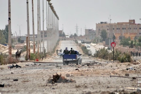 Các chiến binh người Kurd tại khu vực ngoại ô Al-Nashwa, tỉnh Hasakeh của Syria ngày 26/7. (Nguồn: AFP/TTXVN)