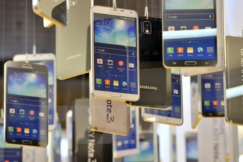 Các mẫu điện thoại thông minh của Samsung được giới thiệu tại trụ sở của hãng ở thủ đô Seoul, Hàn Quốc. (Nguồn: AFP/TTXVN) 