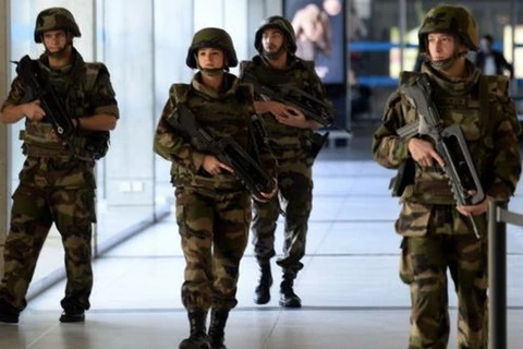 Cảnh sát Pháp tuần tra an ninh sau vụ tấn công khủng bố. (Nguồn: AFP) 