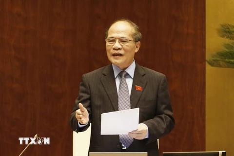 Chủ tịch Quốc hội Nguyễn Sinh Hùng trả lời chất vấn. (Ảnh: Đức Tám/TTXVN)