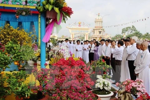 Các đại biểu tham quan gian triển lãm hoa kiểng của Hội thánh Cao Đài Tây Ninh. (Ảnh: Lê Đức Hoảnh/TTXVN)