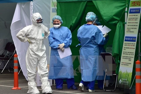 Nhân viên y tế Hàn Quốc làm nhiệm vụ tại thủ đô Seoul. (Nguồn: AFP/TTXVN)