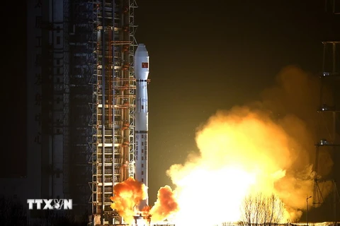 Tên lửa đẩy mang theo vệ tinh Dao Cảm-29 rời bệ phóng tại Trung tâm phóng vệ tinh Thái Nguyên, Trung Quốc ngày 27/11. (Nguồn: THX/TTXVN) 