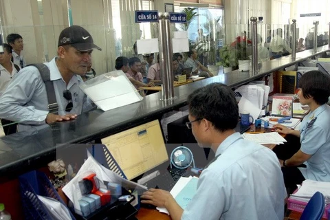 Làm thủ tục mở tờ khai hàng hóa xuất nhập khẩu cho doanh nghiệp tại Chi cục Hải quan Cảng Sài Gòn khu vực 1. Ảnh minh họa. (Ảnh: Hoàng Tùng/TTXVN)