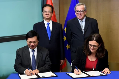 Bộ trưởng Công Thương Vũ Huy Hoàng và Cao ủy Thương mại EU Cecilia Malmstrom ký Tuyên bố về việc chính thức kết thúc đàm phán EVFTA. (Nguồn: AFP)