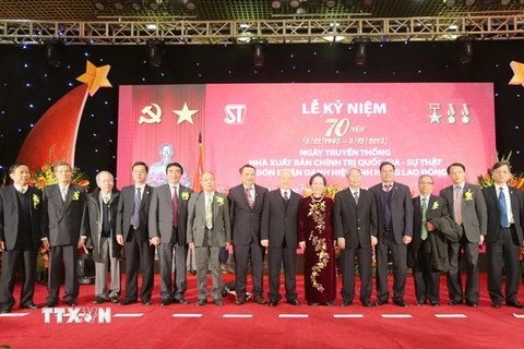 Tổng Bí thư Nguyễn Phú Trọng với các đại biểu dự lễ kỷ niệm. (Ảnh: Trí Dũng/TTXVN)