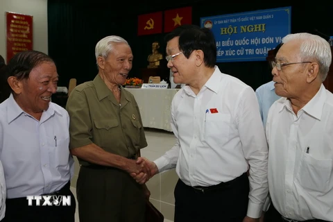 Chủ tịch nước Trương Tấn Sang với các cử tri. (Ảnh: Nguyễn Khang/TTXVN) 
