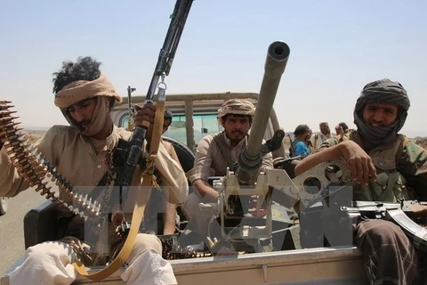 Các tay súng bộ lạc ủng hộ Chính phủ Yemen. (Nguồn: AFP/TTXVN)