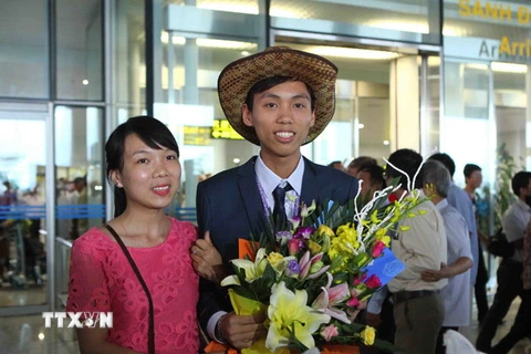 Nguyễn Thế Hoàn, người đoạt huy chương Vàng Olympic Toán quốc tế được chào đón trong vòng tay của người thân cùng các bạn tại Sân bay Quốc tế Nội Bài. (Ảnh: Quý Trung/TTXVN)