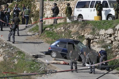Binh sỹ Israel phong tỏa tại hiện trường vụ tấn công của người Palestine ở Beit Omar, gần Hebron ngày 27/11. (Nguồn: AFP/TTXVN)