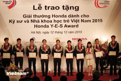 10 sinh viên xuất sắc được nhận giải thưởng Honda. (Ảnh: Văn Xuyên/Vietnam+)