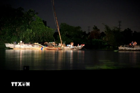 "Cát tặc” hút cát lậu trên sông Sài Gòn thuộc địa bàn thành phố Thủ Dầu Một, tỉnh Bình Dương vào ban đêm. (Nguồn: TTXVN)