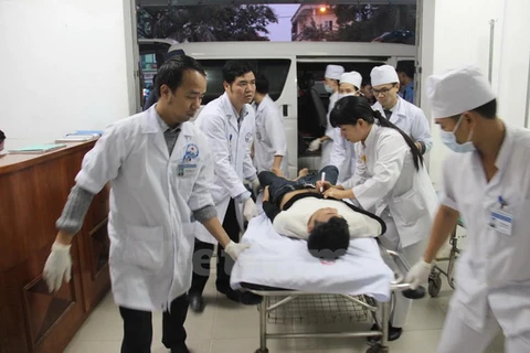 Nạn nhân trong vụ tai nạn giao thông trên tuyến cao tốc Nội Bài- Lào Cai được chuyển về điều trị tại bệnh viện Đa khoa tỉnh Vĩnh Phúc. (Ảnh: Nguyễn Trọng Lịch/Vietnam+)