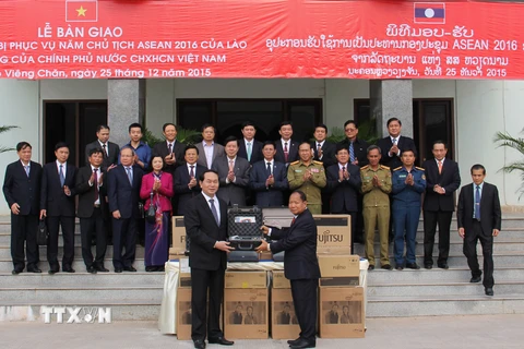 Bộ trưởng Công an Trần Đại Quang (trái) trao thiết bị chuyên dụng cho Bộ An ninh Lào. (Ảnh: Phạm Kiên-Nguyễn Chiến/TTXVN) 