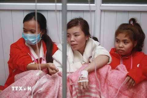 Các công nhân được cấp cứu tại Bệnh viện Việt Tiệp. (Ảnh: Lâm Khánh/TTXVN)