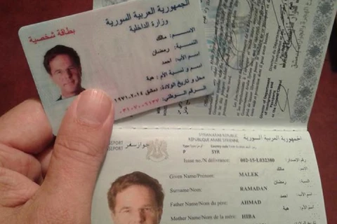 Một cuốn hộ chiếu Syria giả có hình Thủ tướng Hà Lan Mark Rutte. (Ảnh: Phóng viên Harald Doornbos)