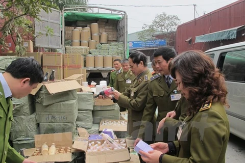 Hơn 7 tấn mỹ phẩm và hương liệu phụ gia thực phẩm nhập lậu bị đoàn liên ngành thu giữ tại Hà Nội (Ảnh: Đức Duy/Vietnam+)