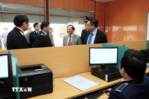 Đại diện lãnh đạo Bộ Tài chính và tỉnh Lạng Sơn thăm quan địa điểm kiểm tra chuyên ngành. (Ảnh: Thái Thuần/TTXVN)