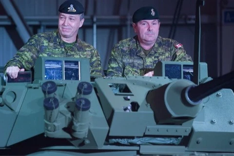 Binh sỹ Canada trên xe thiết giáp do General Dynamics sản xuất. (Nguồn: Canadian Press) 