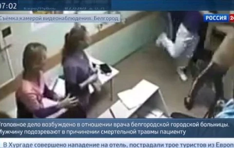 Cảnh quay trên camera giám sát cho thấy bác sĩ đấm vào đầu bệnh nhân gây tử vong. (Nguồn: Rossiya 24)