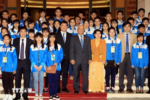 Phó Chủ tịch Quốc hội Uông Chu Lưu chụp ảnh chung với các học sinh tham gia vòng chung kết cuộc thi “Tự hào Việt Nam”. (Ảnh: Phạm Kiên/TTXVN) 
