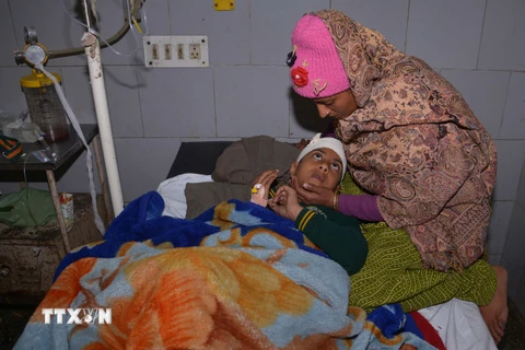  Một học sinh bị thương trong vụ tai nạn điều trị tại bệnh viện ở Amritsar, Ấn Độ. (Nguồn: AFP/TTXVN) 