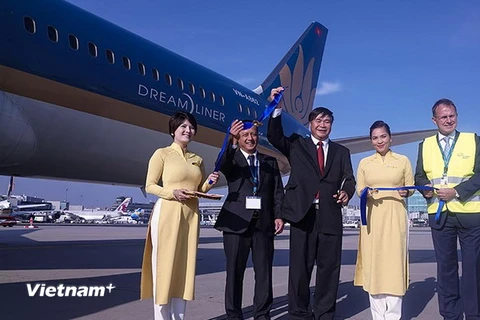 Đại sứ Đoàn Xuân Hưng (giữa) cắt băng khai trương chuyến bay chính thức đầu tiên bằng Boeing 787-9 Dreamliner tại sân bay Frankfurt/Main ngày 26/10/2015. (Ảnh: Mạnh Hùng/Vietnam+)