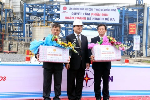  Phó Thủ tướng Hoàng Trung Hải tặng quà cho cán bộ công nhân viên nhà máy Nhiệt điện Mông Dương 1. (Ảnh: Nguyễn Hoàng/TTXVN) 