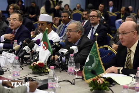Ngoại trưởng Algeria Ramtane Lamamra (giữa) phát biểu tại hội nghị. (Nguồn: AFP/TTXVN)