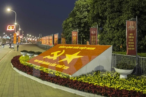Biểu ngữ kết bằng hoa và băngrôn trước cổng của Trung tâm Hội nghị Quốc gia. (Ảnh: Hà My/TTXVN)