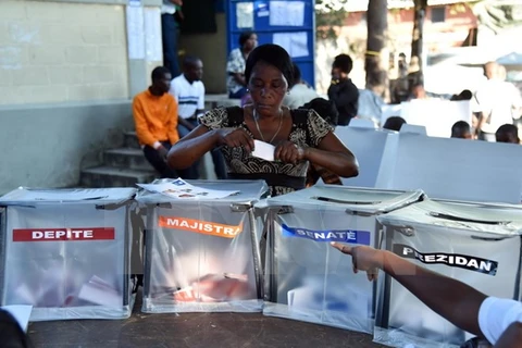 Cử tri Haiti bỏ phiếu tại một điểm bầu cử ở Port-au-Prince ngày 25/10. (Nguồn: AFP/TTXVN)