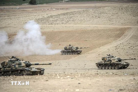 Xe tăng quân đội Thổ Nhĩ Kỳ triển khai trên vùng biên giới với Syria. (Ảnh: AFP/TTXVN)