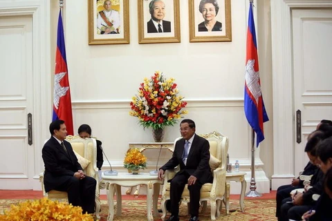 Thủ tướng Campuchia Hun Sen (phải) gặp Ngoại trưởng Thái Lan Tanasak Patimapragorn năm 2014. (Nguồn: thecambodiaherald.com) 