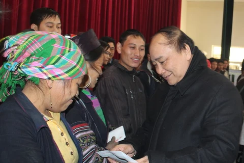 Phó Thủ tướng Nguyễn Xuân Phúc đi thăm và tặng quà nhân dân xã Sa Pả, huyện Sa Pa. (Ảnh: Hồng Ninh/TTXVN)