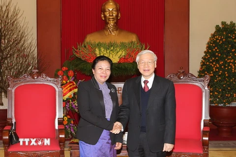 Tổng Bí thư Nguyễn Phú Trọng tiếp bà Sunthon Saynhachac, đặc phái viên của Tổng Bí thư Đảng Lào. (Ảnh: Trí Dũng/TTXVN) 