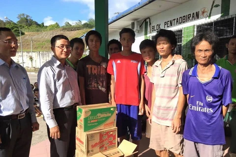 Đại sứ Phạm Cao Phong (thứ 2 từ trái) thăm ngư dân Việt Nam tại trại giam Miri. (Nguồn: Đại sứ quán Việt Nam tại Malaysia) 