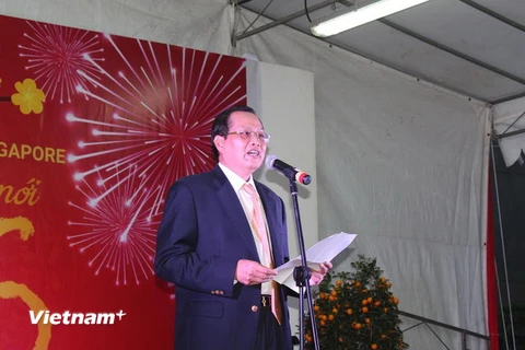  Đại sứ Nguyễn Tiến Minh phát biểu tại Tết cộng đồng. (Ảnh: Việt Hải/Vietnam+)