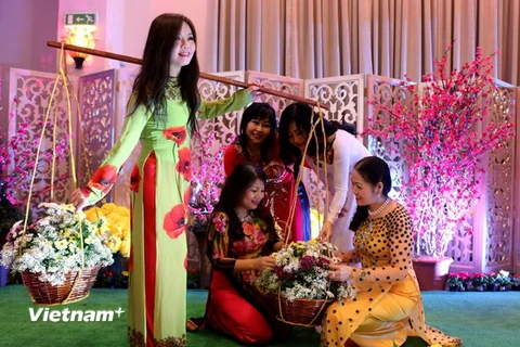 Tái hiện cảnh chợ hoa Tết ở Việt Nam. (Ảnh: Trần Quang Vinh/Vietnam+) 