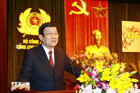  Chủ tịch nước Trương Tấn Sang phát biểu chúc Tết cán bộ chiến sĩ Tổng cục 5. (Ảnh: Doãn Tấn/TTXVN) 